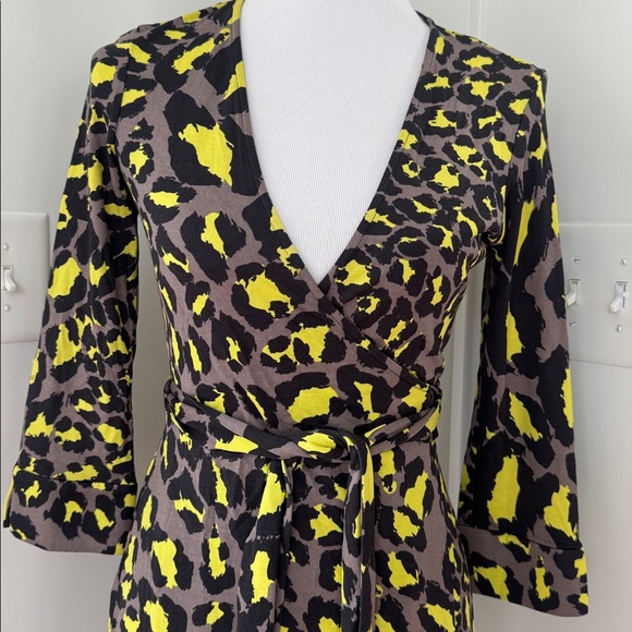 DVF Diane Von Furstenberg JEANNE Silk Jersey Wrap Dress Snow Leopard Grey Size 4 - Picture 4 of 13